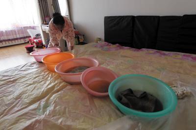 正安楼上漏水，住户失联，小区没物管，业主维权难！律师来支招……